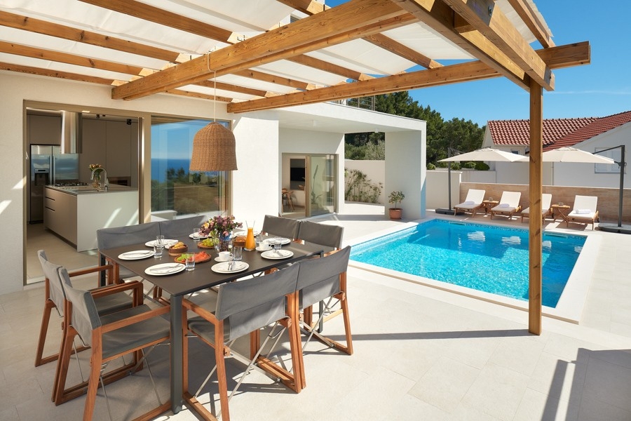 Pergola avec table à manger et cuisine d'été