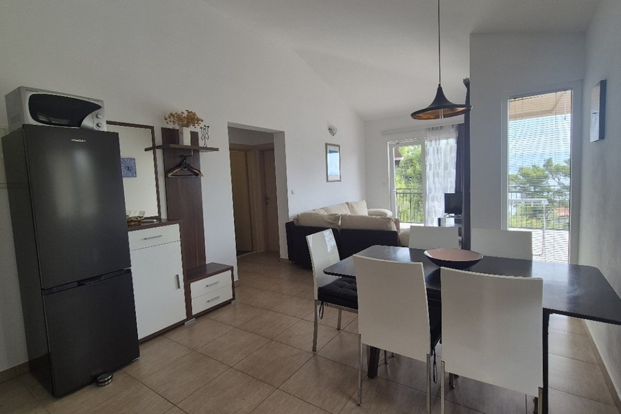 Salle à manger avec cuisine et réfrigérateur