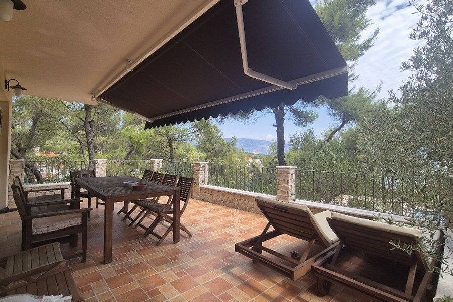 Terrasse avec store banne et bains de soleil