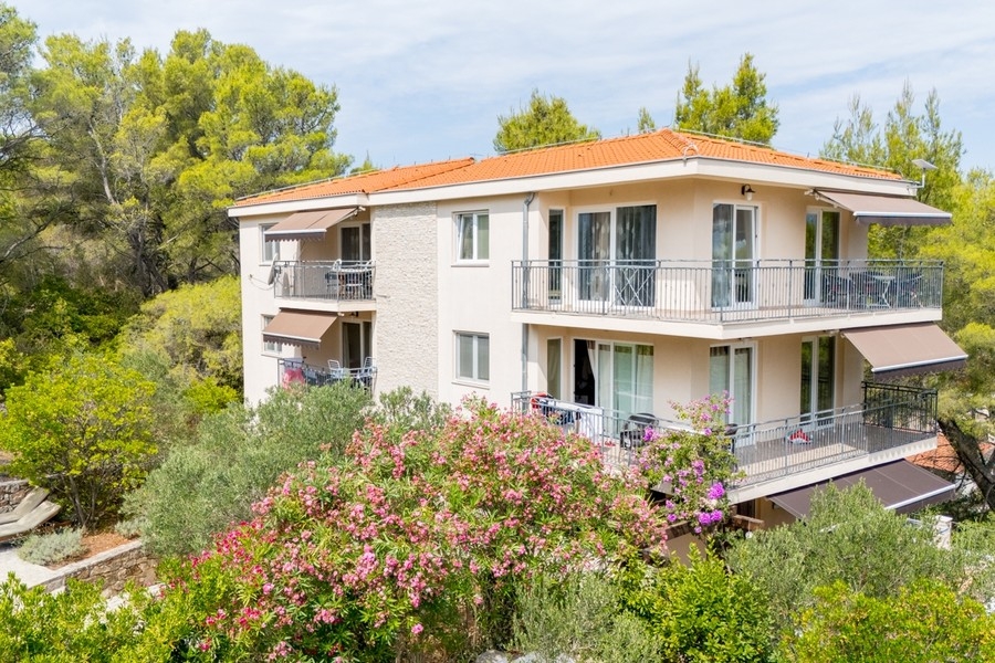 Vue extérieure de la villa avec balcons et jardin