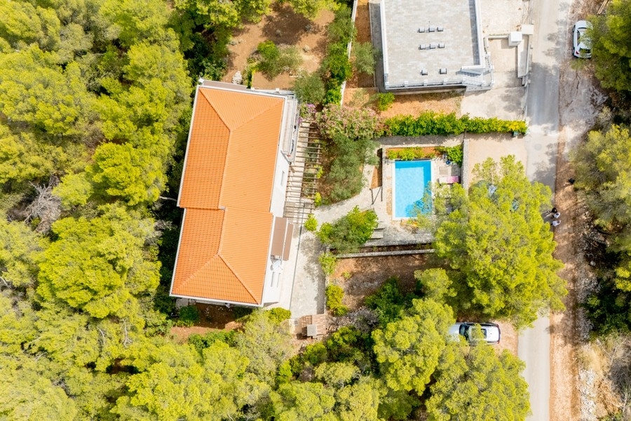 Vue aérienne de la villa avec piscine dans la forêt de pins