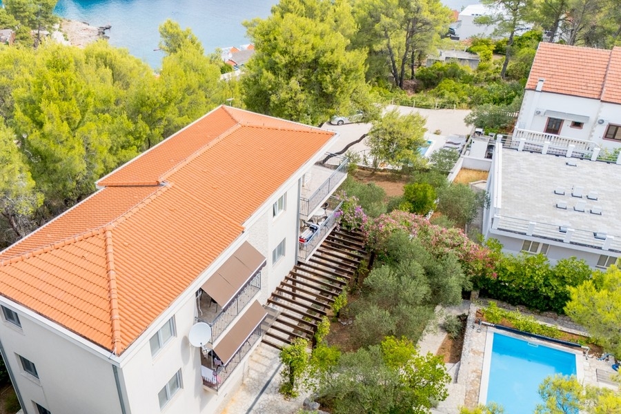 Villa avec piscine vue d'en haut