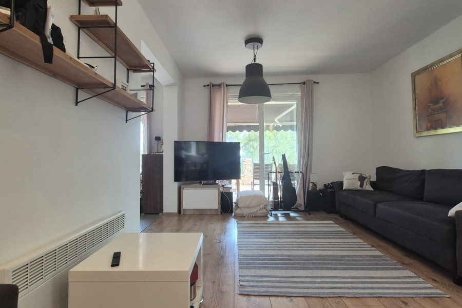 Salon avec canapé et télévision