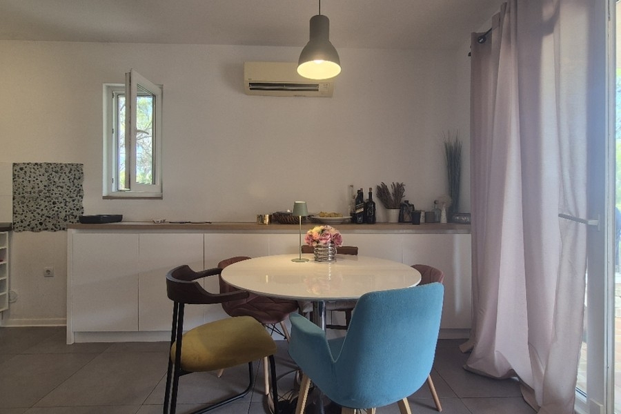 Table à manger devant la kitchenette