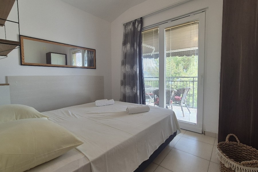 Chambre avec porte donnant sur le balcon