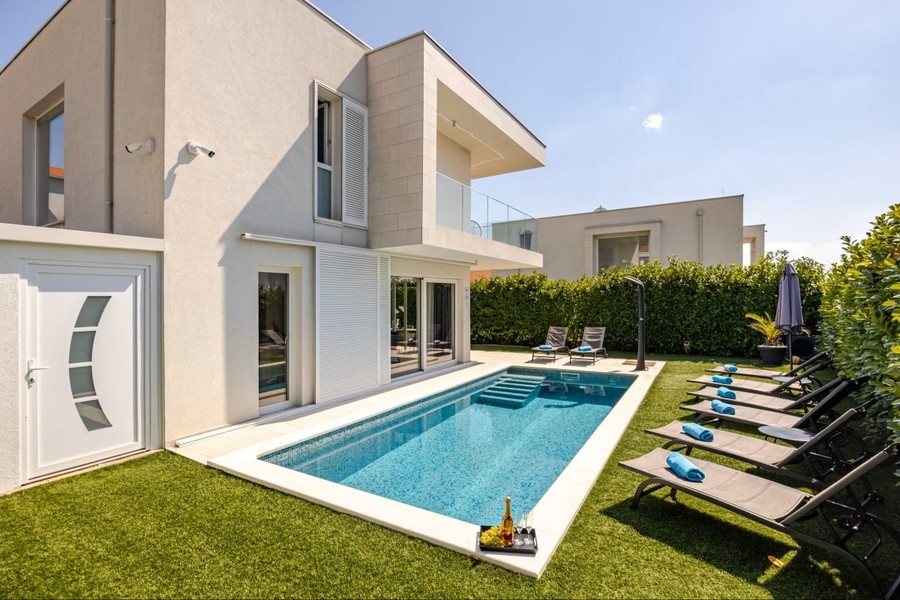 Villa moderne avec piscine chauffée à Kastel Gomilica