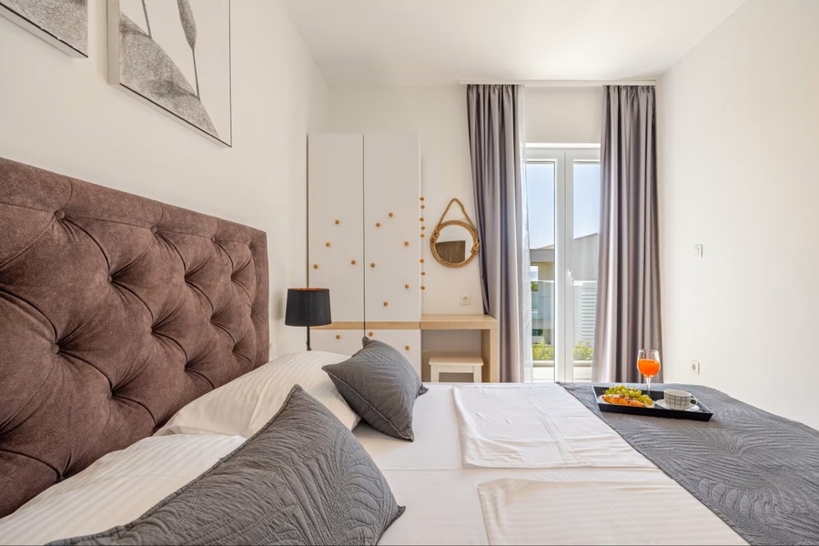 Chambre avec tête de lit capitonnée