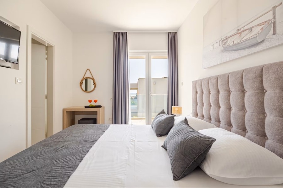 Chambre avec porte donnant sur le balcon