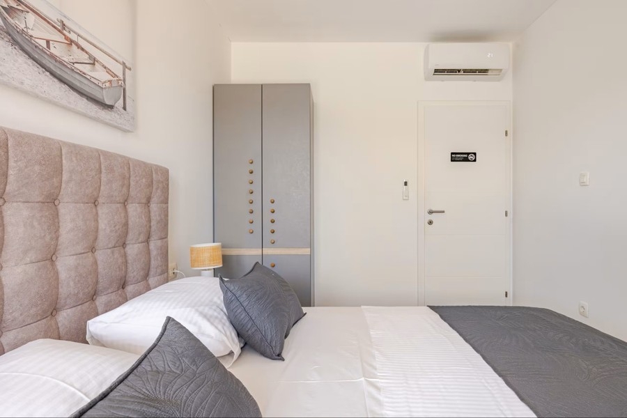Chambre avec placard intégré et climatisation