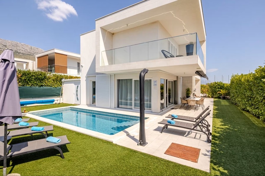 Villa avec terrasse de piscine et douche extérieure