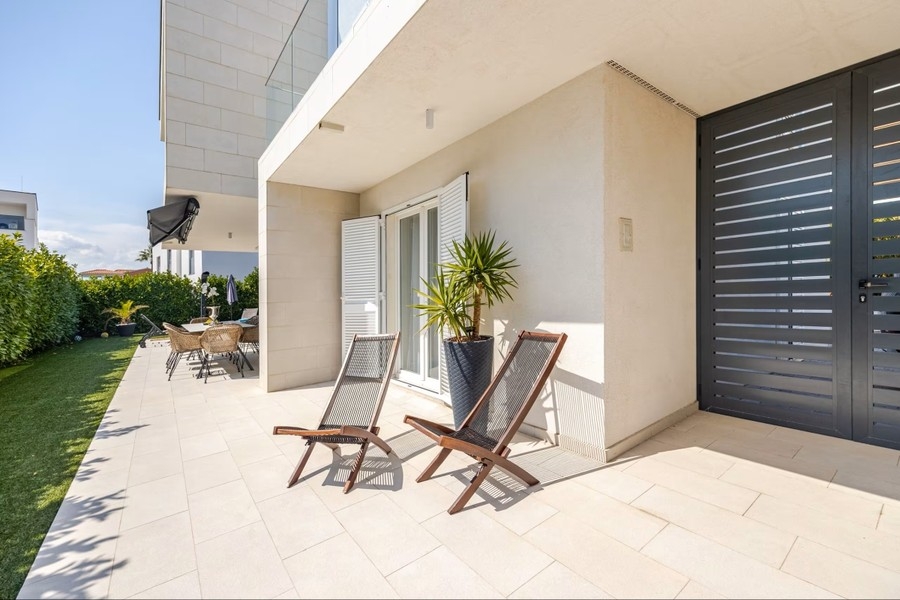 Terrasse à l'entrée avec transats
