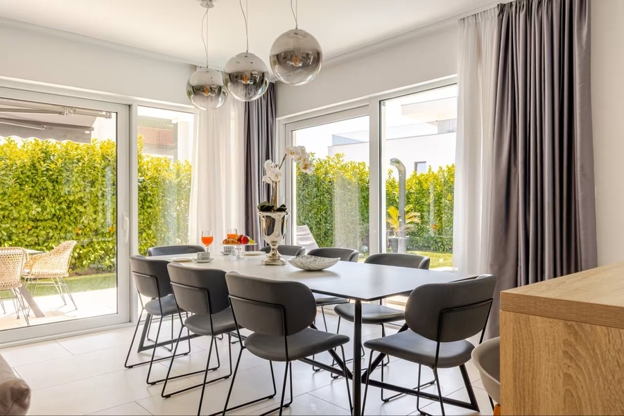 Table à manger avec vue sur le jardin