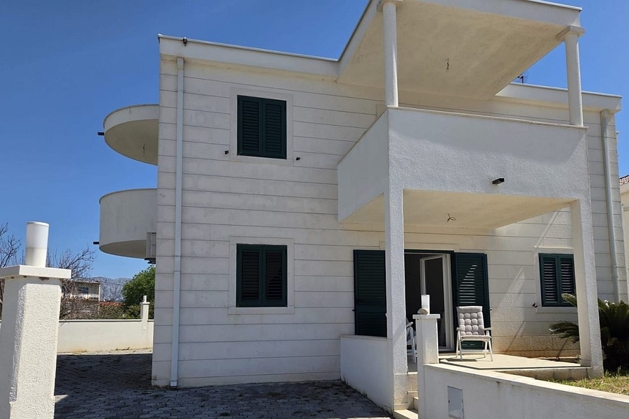 Vue extérieure de la maison avec balcons