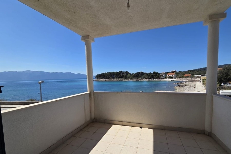 Terrasse couverte avec vue sur la plage et la mer