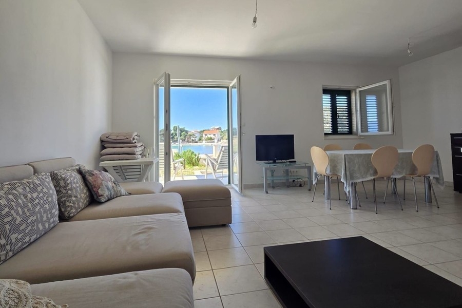 Salon avec canapé et vue sur l'extérieur