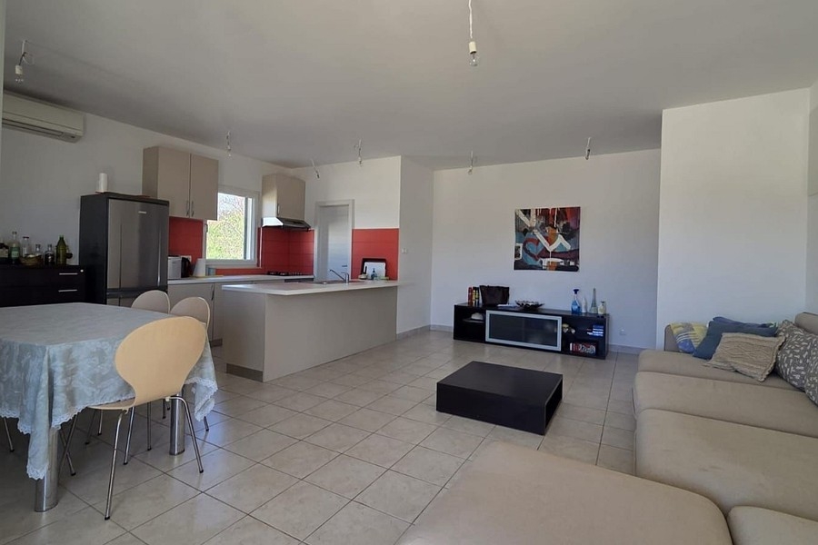 Espace repas avec cuisine et télévision