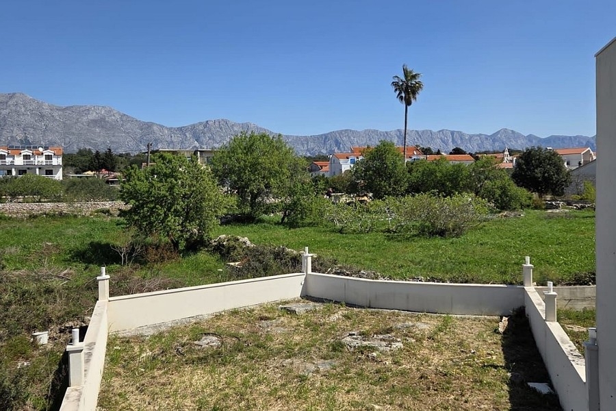 Jardin derrière la maison avec vue sur la montagne
