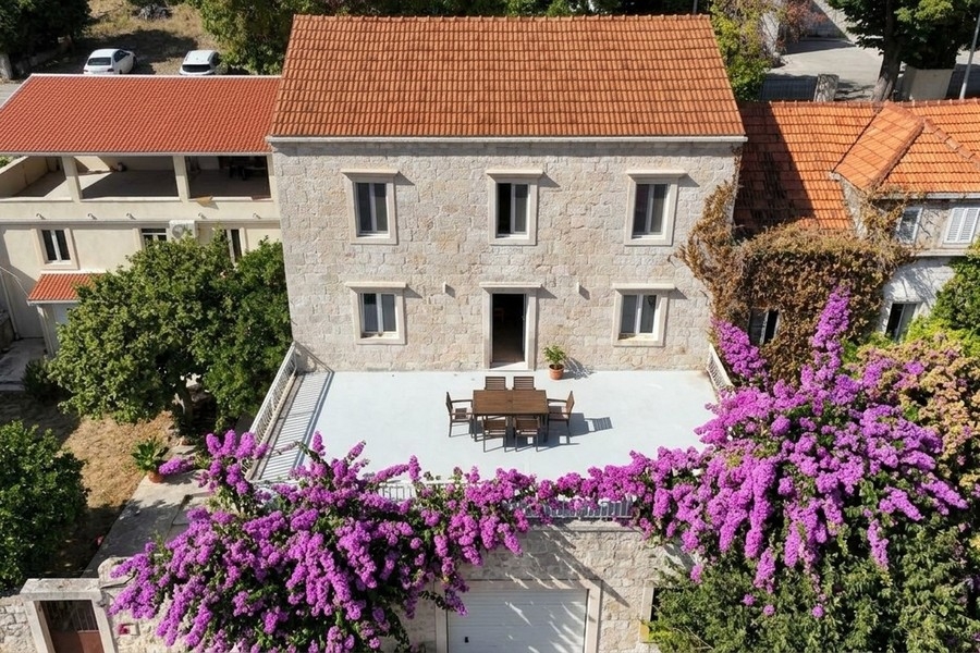 Maison en pierre restaurée avec maison d'amis à l'intérieur de l'île de Korcula
