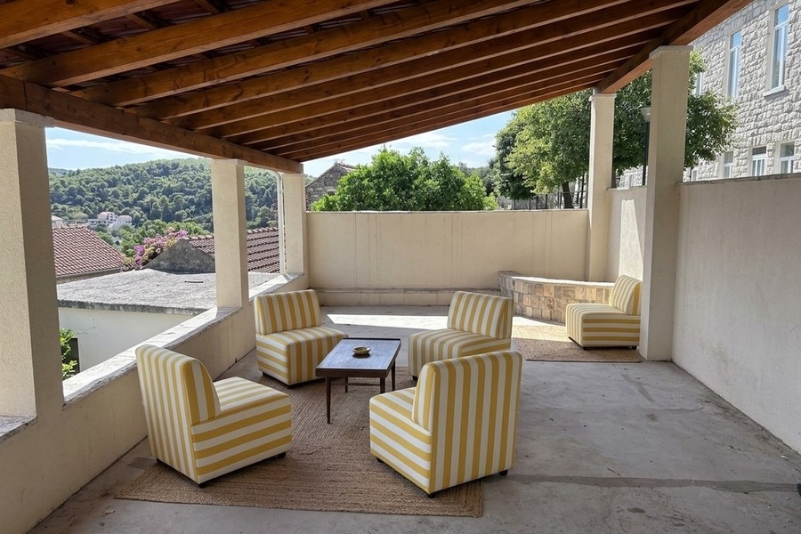 Loggia avec coin salon et vue sur la verdure