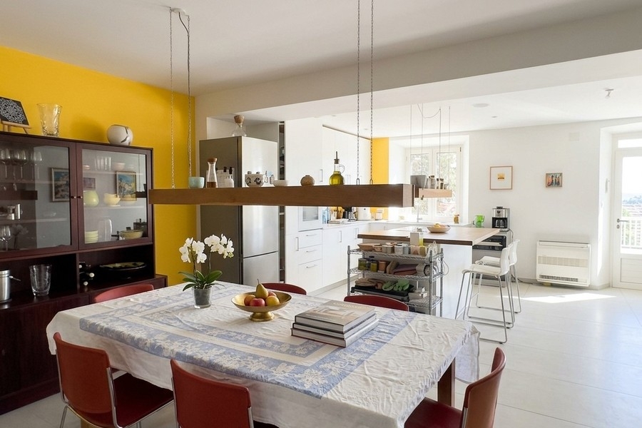 Cuisine avec table à manger et séjour ouvert