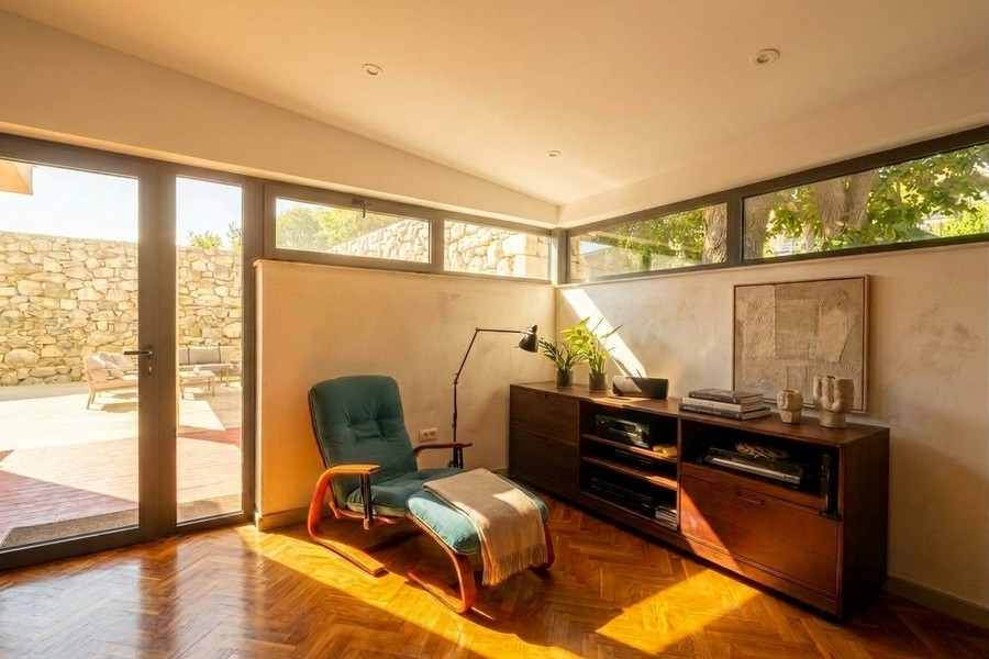 Bureau avec parquet en point de Hongrie et accès à la terrasse