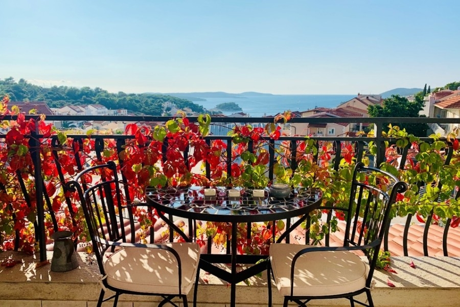 Maison avec piscine et vue mer à Hvar-ville, balcon fleuri