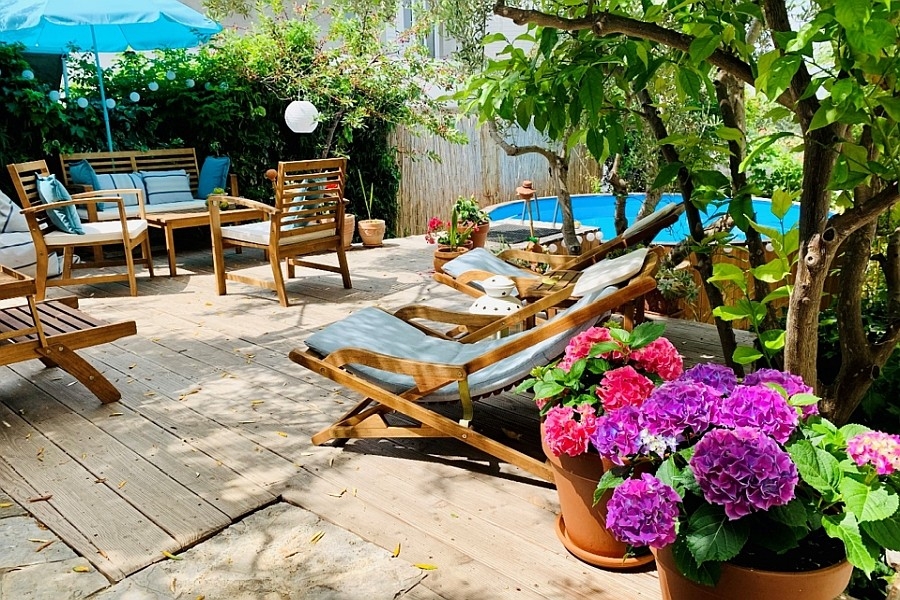 Terrasse de jardin avec chaises longues