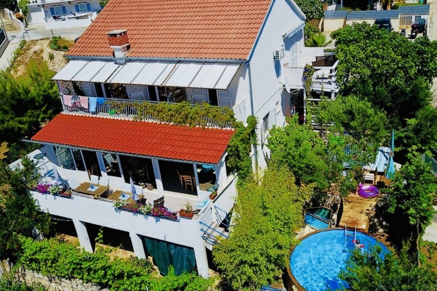 Maison avec terrasses et piscine vue d'en haut
