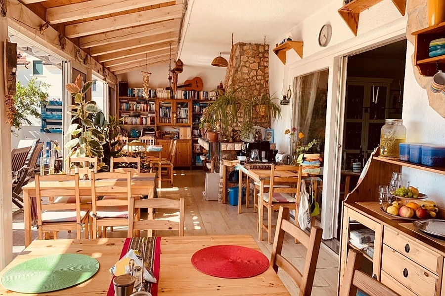 Espace repas avec tables en bois