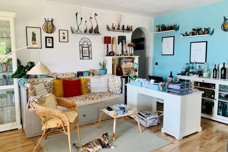 Salon avec canapé et bureau