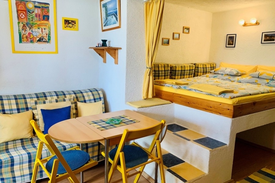 Studio avec lit et table à manger