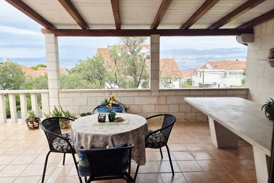 Maison en pierre avec vue mer à Supetar, terrasse avec coin salon