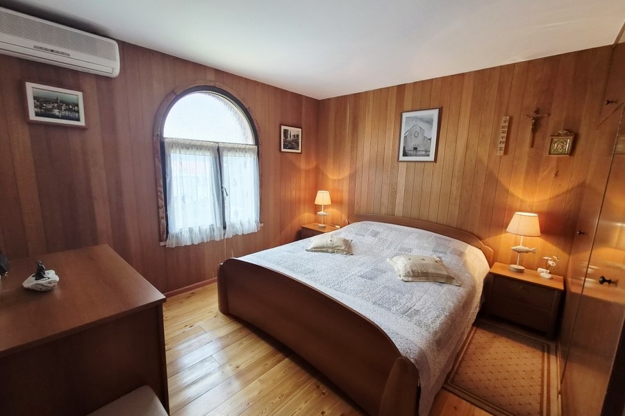 Chambre avec lambris en bois