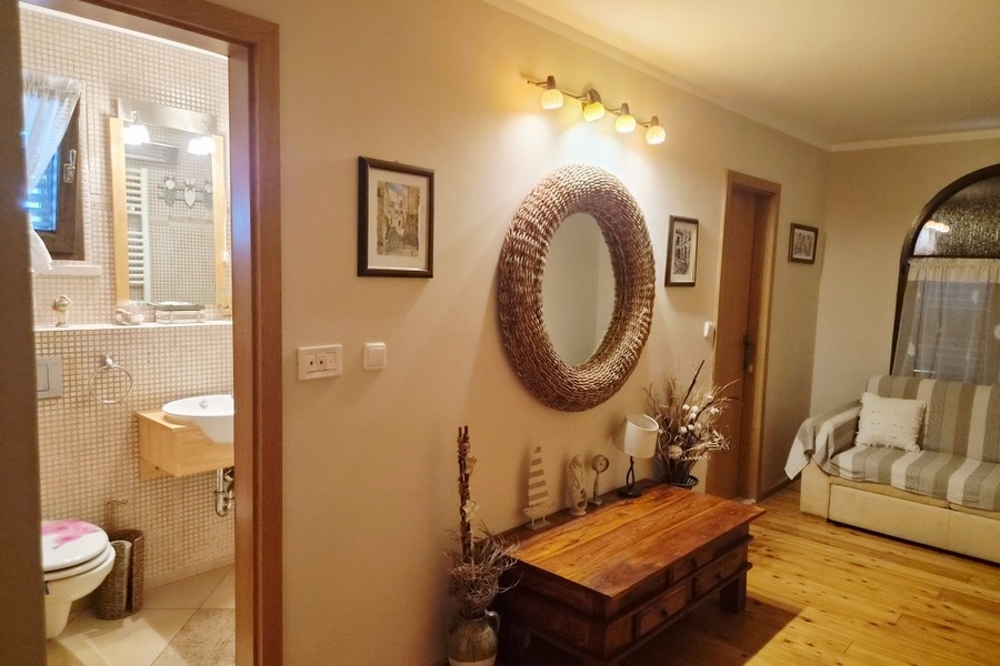 Pièce de vie avec miroir et vue sur la salle de bains