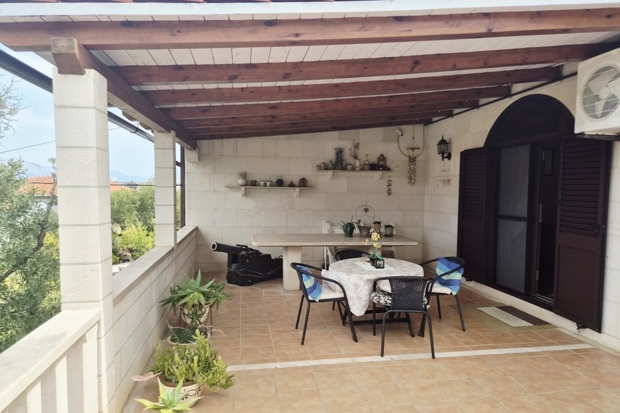 Terrasse couverte avec table à manger
