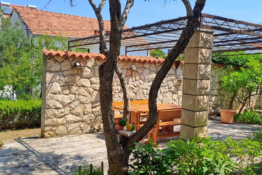 Cour intérieure avec mur en pierre et mobilier de jardin
