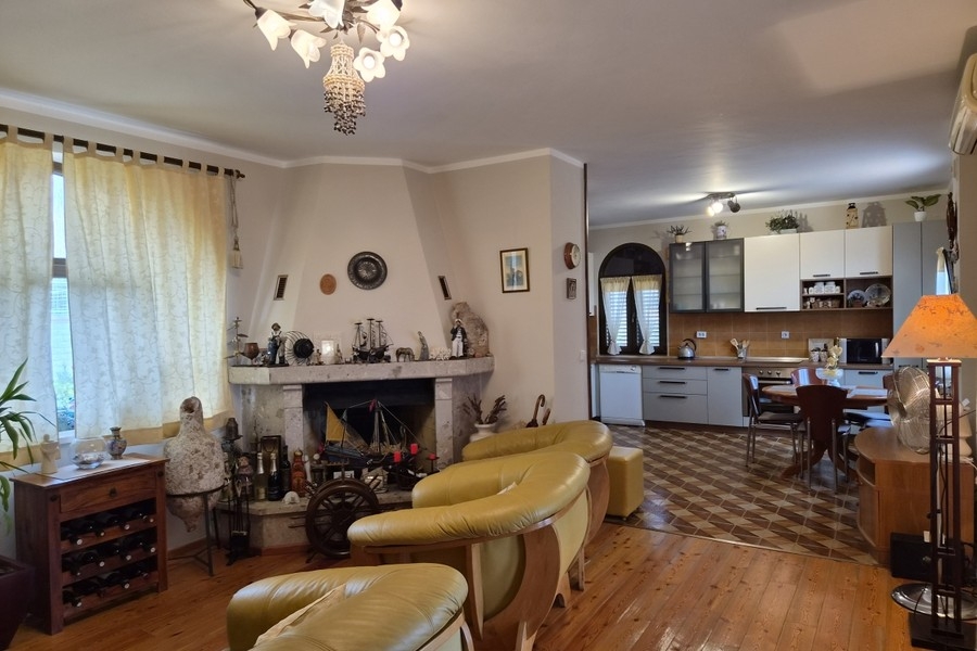 Salon avec cheminée et canapés en cuir