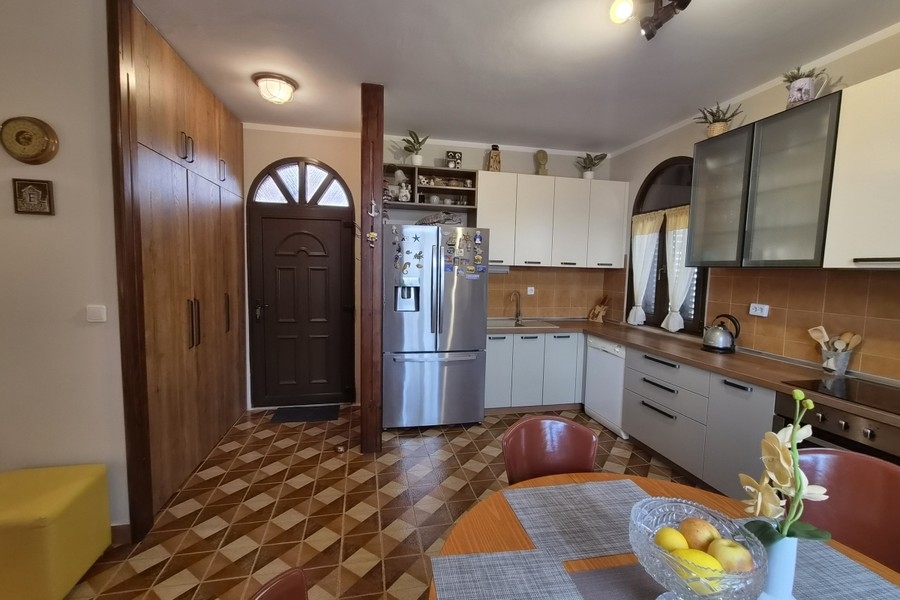 Cuisine avec table à manger
