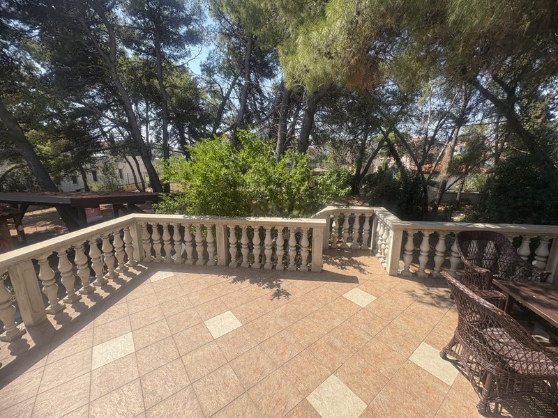 Grande terrasse avec vue sur le jardin