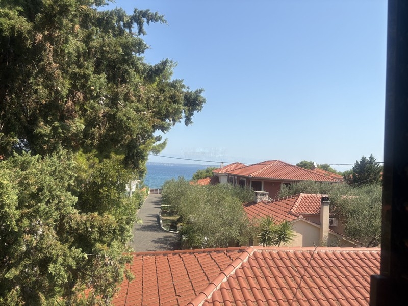 Vue depuis le balcon sur les toits et la mer