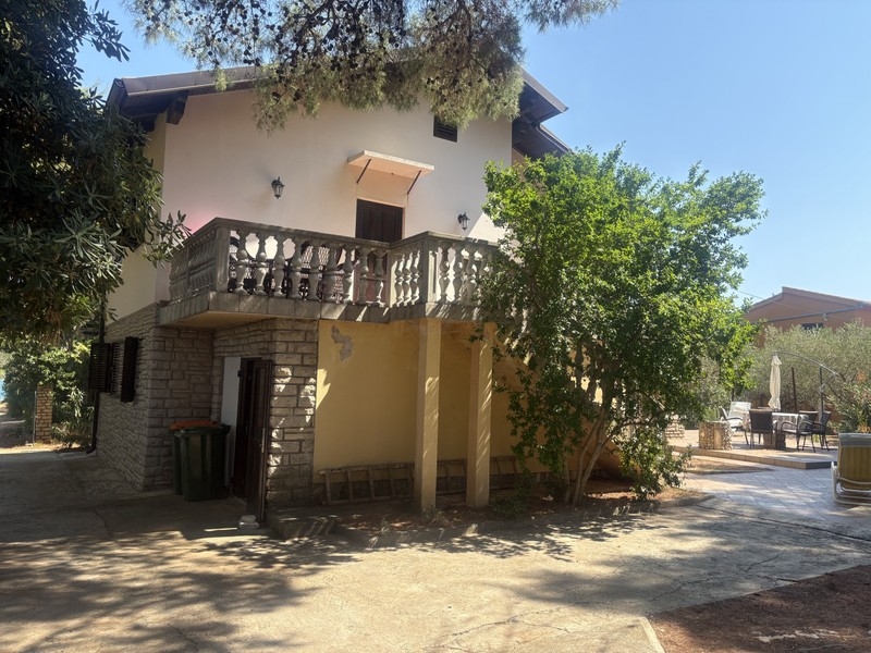 Vue de la maison avec balcon et façade en pierre au rez-de-chaussée