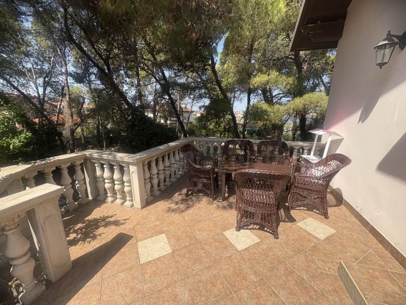Terrasse avec balustrade et coin salon
