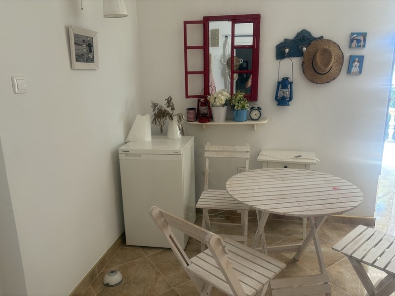 Coin salon avec table blanche et chaises