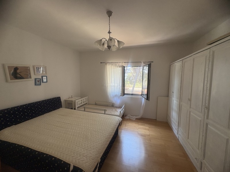 Chambre avec grand placard intégré