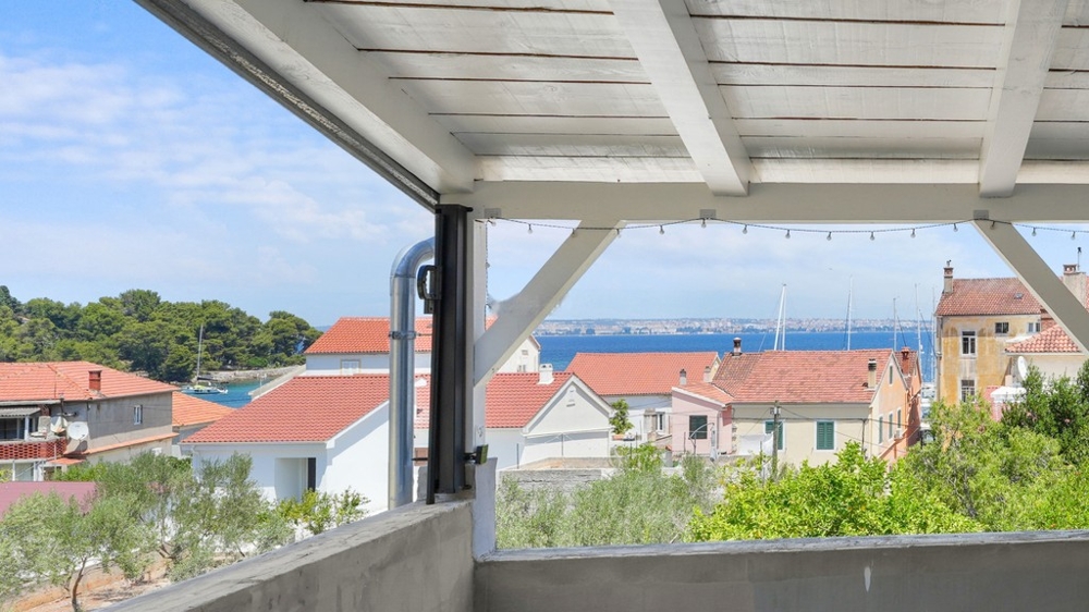 Maison de trois appartements avec vue mer à Preko, île d'Ugljan