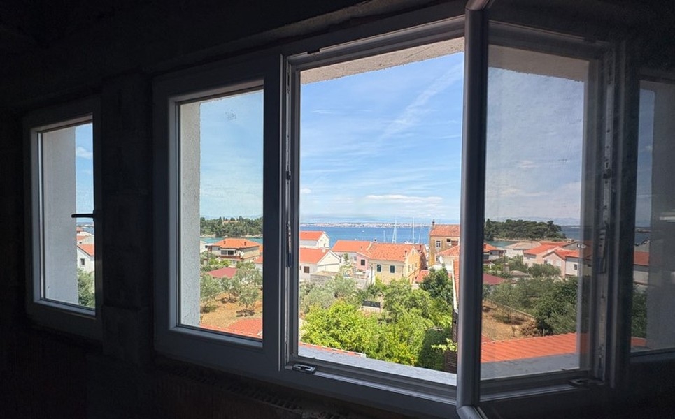 Vue depuis la fenêtre sur la mer et le port
