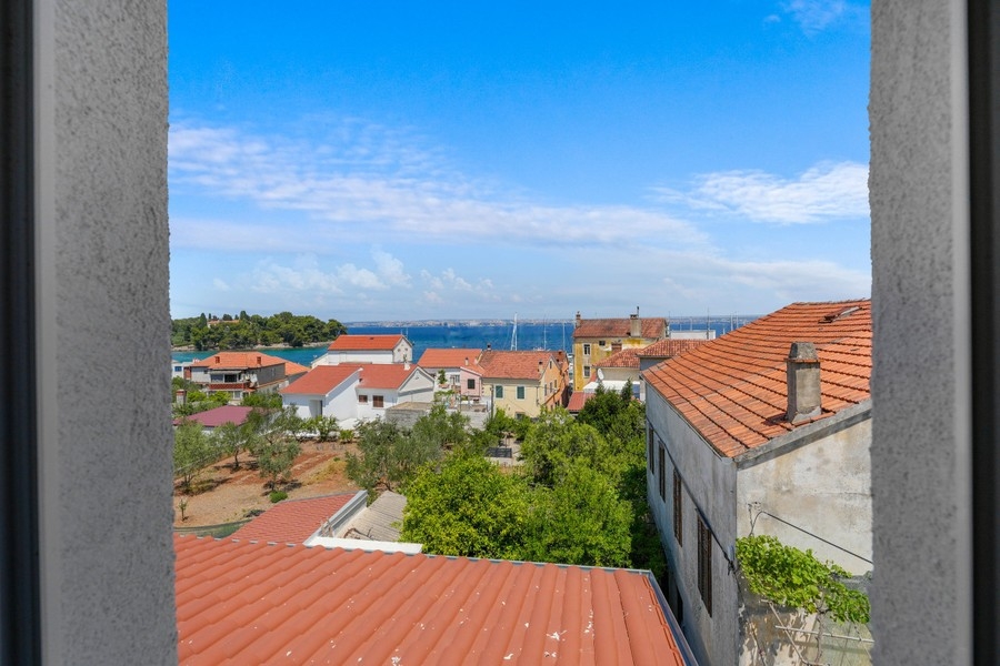 Vue sur les toits de Preko jusqu'à la mer