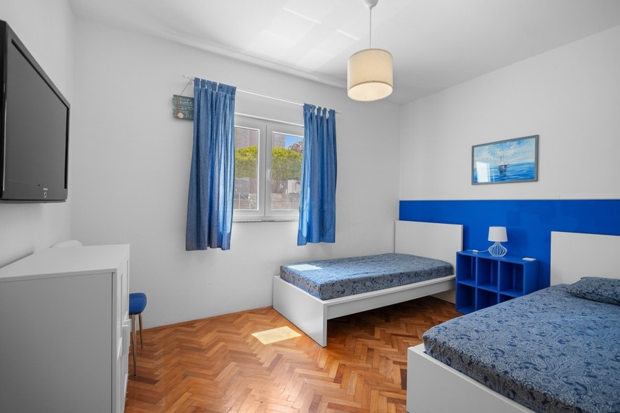 Chambre avec deux lits