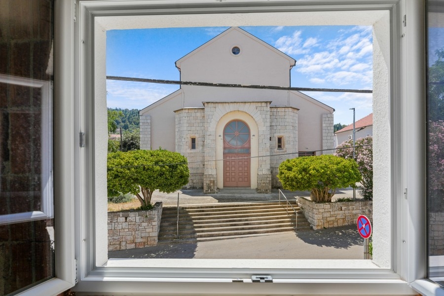 Vue depuis la fenêtre sur l'église