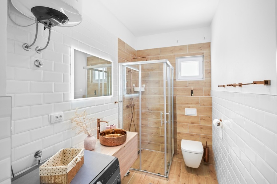 Salle de bains avec douche et meuble vasque